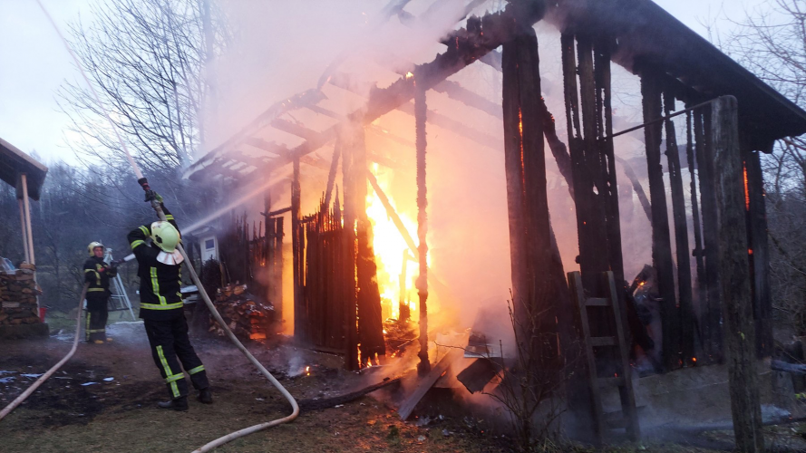 На Волині двоє братів хотіли зробити «димовуху», але підпалили дровітню: чим усе закінчилося