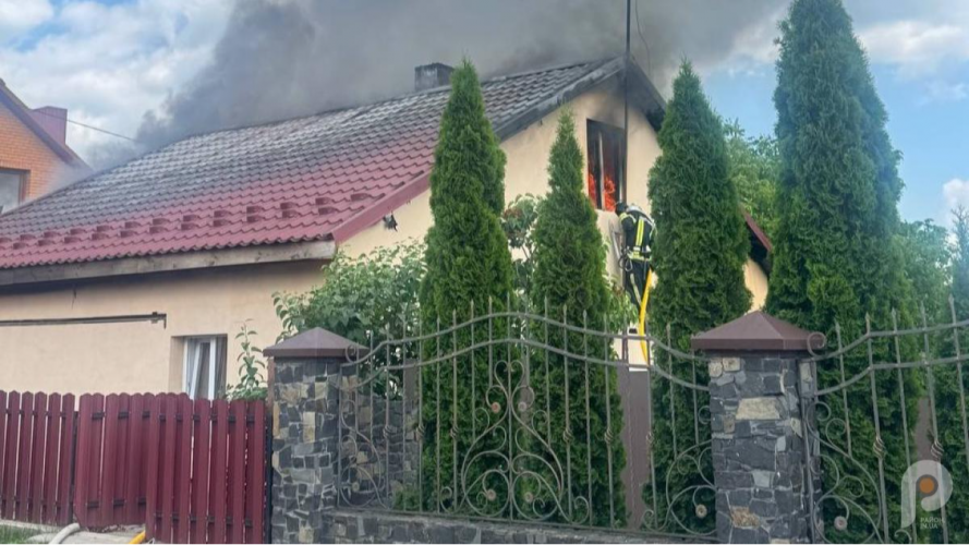 Густий чорний дим і полум’я з вікна горища: на Волині горів житловий будинок