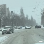 Луцьк під снігом: дороги залишаються слизькими, а рух ускладнений