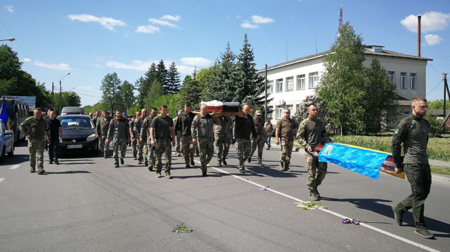 «Світла людина, яка залишиться у нашій пам'яті»: на Волинь «на щиті» привезли тіло Героя Сергія Дмитрука