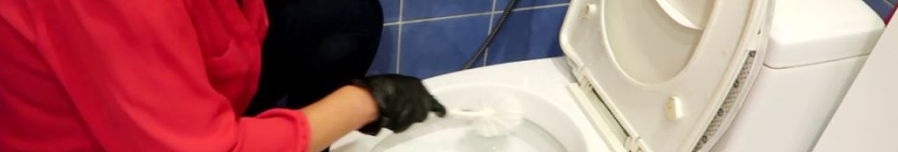 1 ложка цього засобу — і ваш унітаз блищить як новий: наліт зникає на очах