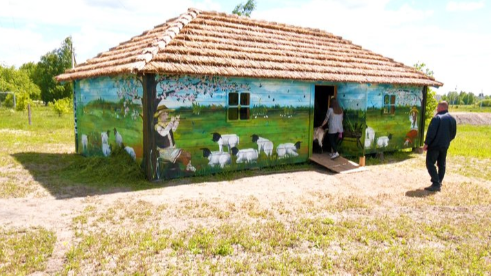 «Розмальована ферма»: на Волині в українському стилі прикрасили будівлі господарства