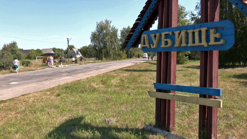 У громаді на Волині люди самотужки ремонтують дороги бетоном: скидаються грішми та працюють разом