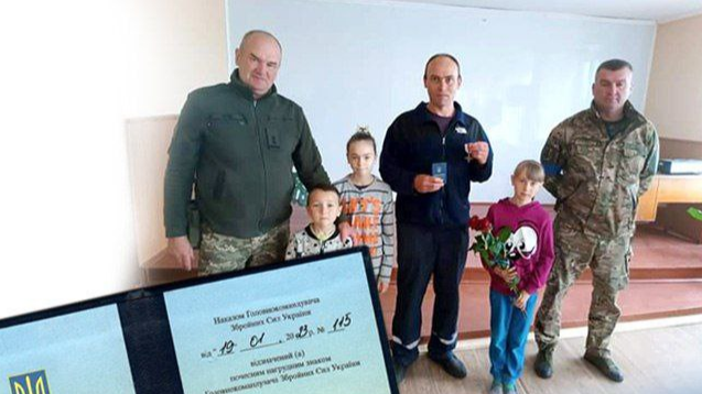 Батько трьох неповнолітніх дітей: військовий з Волині отримав почесну нагороду від Залужного