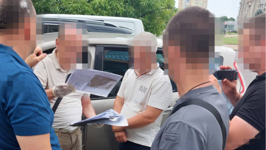 Спіймали «на гарячому»: керівник селищної ради у Луцькому районі за гроші допомагав чоловікам виїжджати за кордон