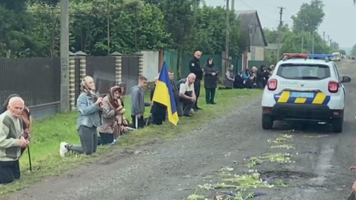 Довга дорога додому: на Волинь «на щиті» повернувся Герой Дмитро Лехів, який загинув понад рік тому
