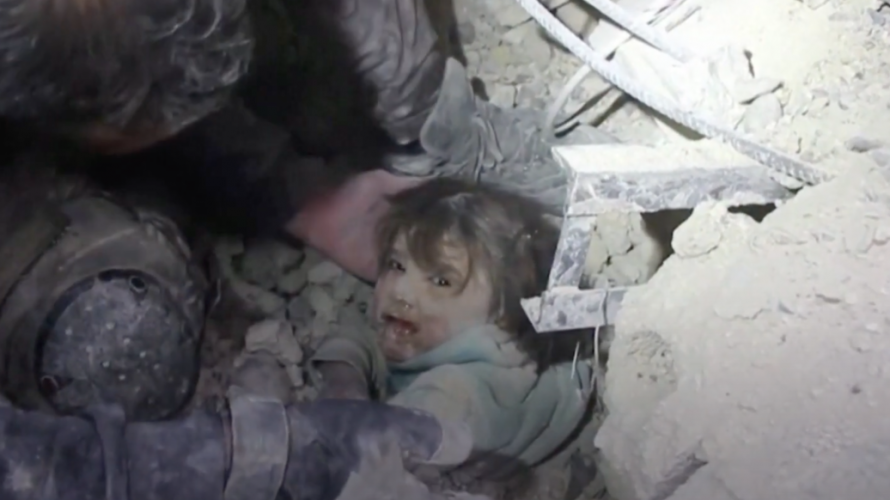 Маленьку дівчинку дістали живою після 12 годин під завалами внаслідок землетрусу в Сирії