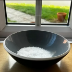 Осінній лайфхак: чому варто ставити сіль на підвіконня