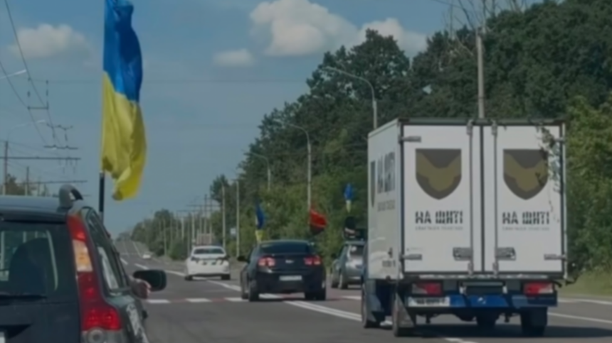 Сотні лучан вийшли на зустріч: до Луцька «на щиті» повернулися загиблі на війні Герої. Відео