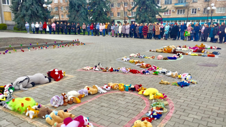 На Волині діти виклали іграшками слово Буча