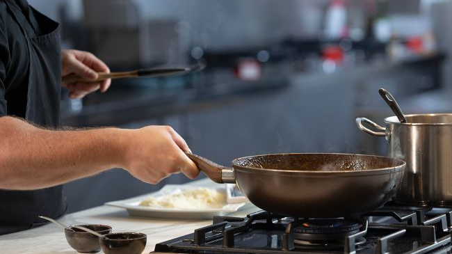 «Чарівний» лайфхак: як швидко відчистити сковорідку від нагару простими засобам