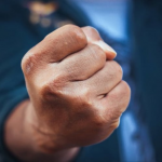 Волинянин бив та ображав дружину на очах у трьох їхніх дітей