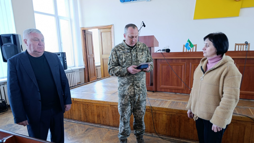 Майже 5 років боронив країну від окупантів: родині воїна з Волині вручили його посмертну нагороду від Головнокомандувача ЗСУ