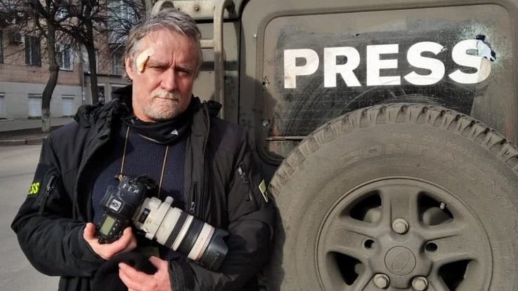 "Стріляли 4 рази". Швейцарський фотожурналіст розповів, як на нього напали солдати рф у Миколаївській області