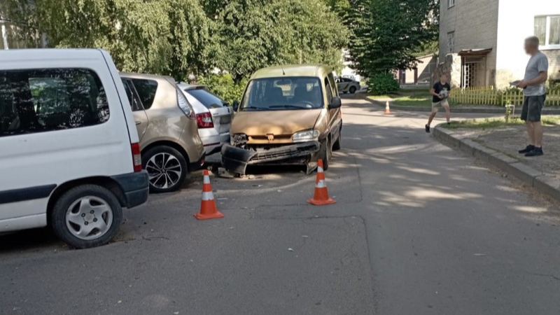 У Луцьку на тротуарі автівка збила жінку і зіткнулася із двома припаркованими автомобілями: постраждала у лікарні