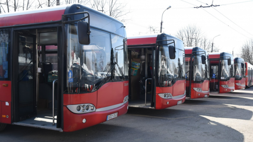 Луцьк отримав у дарунок 6 автобусів, наповнених гумдопомогою з Литви