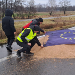Бояться що вантажівки конфіскують: водії, у яких з причепів висипали зерно на волинському кордоні, не наважуються повертатися в Україну