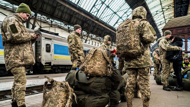 З вулиці – до військкомату. Як розпізнати порушення при врученні повісток в Україні