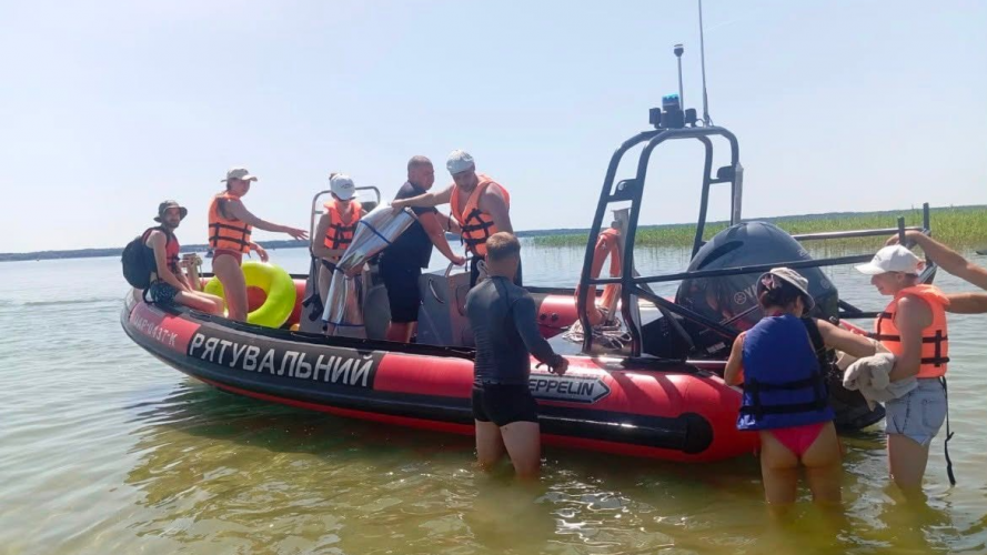 Запливли на острів і не змогли повернутися: на Світязі врятували шістьох відпочивальників