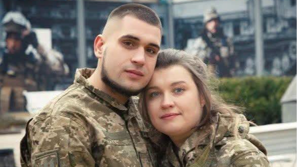 Знайшли кохання у черзі до ТЦК: історія подружжя військових з Волині