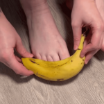 Як за допомогою бананової шкірки зробити доглянутими стопи