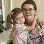 «Щастя — коли дитина забрала ложку і почала сама їсти»: у Луцьку після жахливої ДТП відновлюється шестирічна Єва