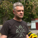Свердлили стовбури і заливали отруту: як у Луцьку намагаються врятувати 40-річні дерева