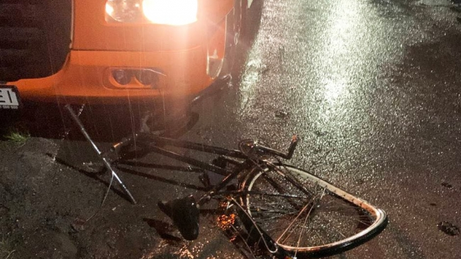 На Волині п'яний велосипедист, який під час руху тримався за вантажівку, впав та травмувався