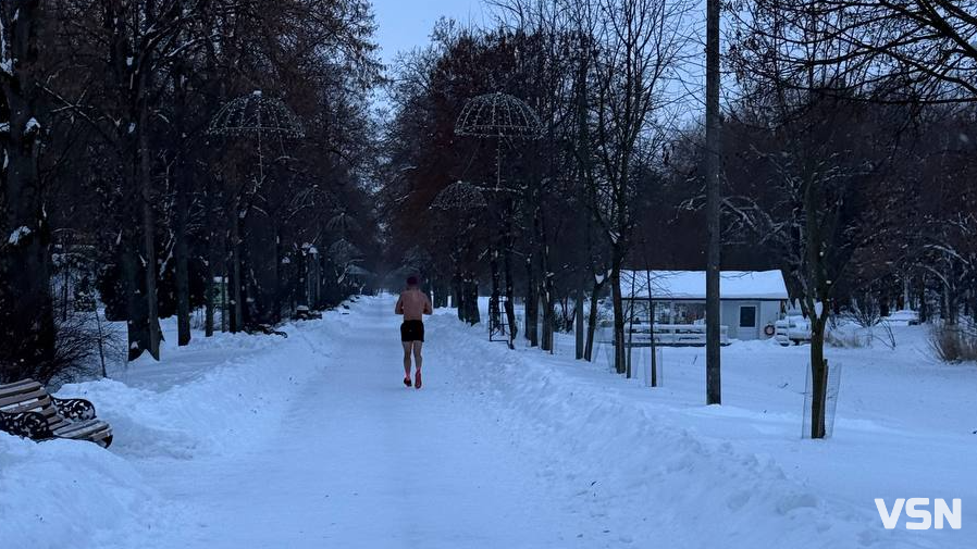 У луцькому парку в мороз –17 °C помітили бігуна без одягу