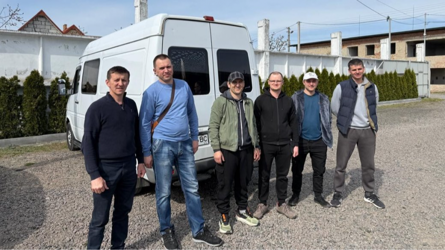 Волиняни поїхали відновлювати Дніпро після обстрілів