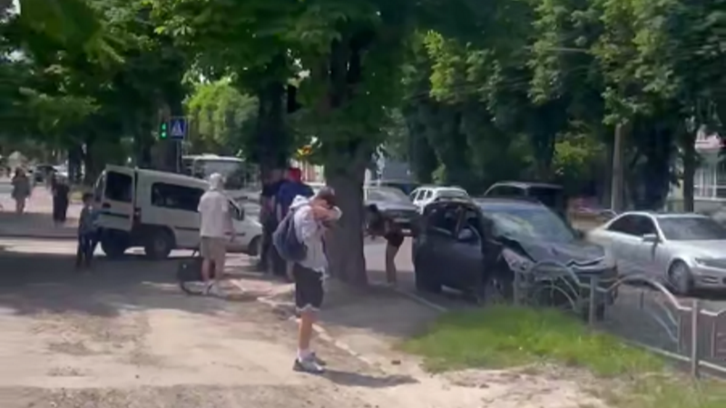 Подробиці ДТП на Перемоги у Луцьку: постраждали жінка і дитина
