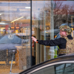 Теракт у Києві: з’явилось відео, як поліцейські втекли після перших пострілів, дитина залишилась в епіцентрі