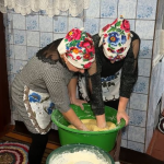 Кидають копійки, щоб молоді були багаті: як на Волині випікають та прикрашають весільний коровай