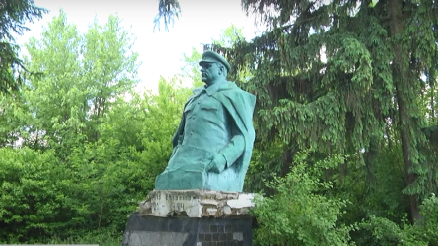 Шукати винних не будуть: у Луцькому районі пам’ятник радянському генералу «впав сам»