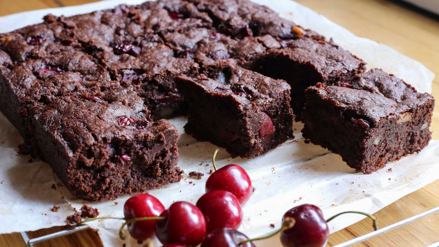 Брауні з вишнею: найшоколадніший десерт, рецепт якого у вас питатимуть усі