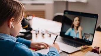 Учні Луцької громади тимчасово вчитимуться вдома: причини дистанційки