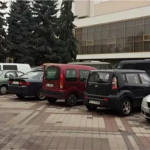 У Луцьку парковку біля драмтеатру зробили платною