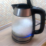 Прибрати накип у чайнику можна швидко і надовго: усі народні засоби, які дійсно працюють