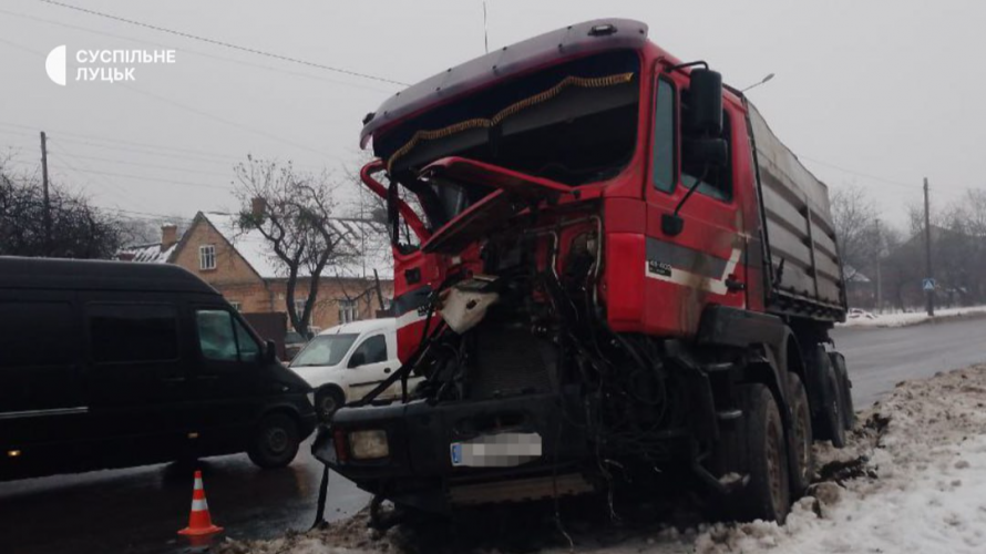 У Луцьку зіткнулися дві вантажівки: одна із них в'їхала у двір. Фото, відео