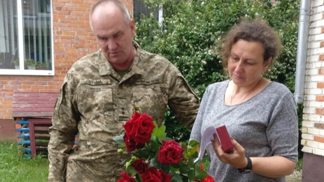 Повернувся з-за кордону, що боронити Батьківщину: на Волині дружині полеглого Героя вручили державну нагороду