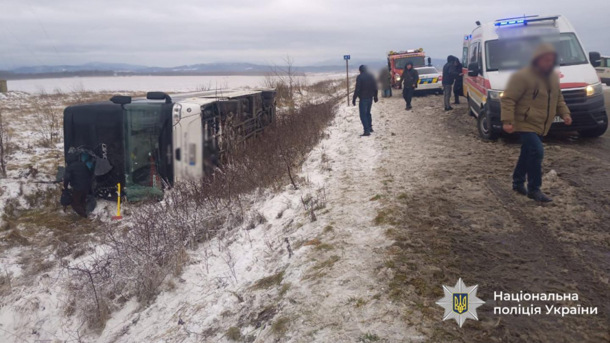 автобус перекинувся в Івано-Франківській області