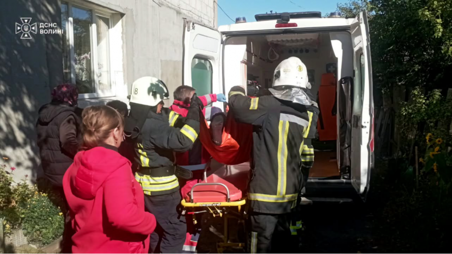 У місті на Волині рятувальники через вікно дісталися до жінки, яка потребувала допомоги