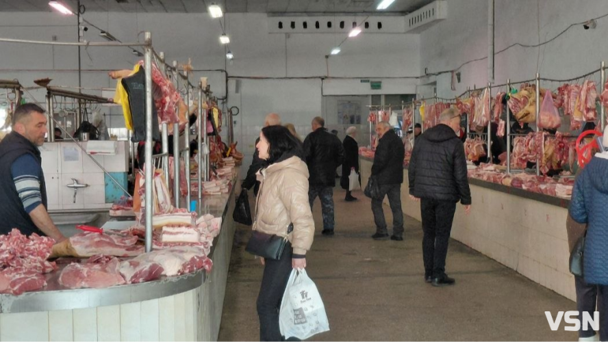 Шинка, сало та філейка: за скільки у Луцьку продають свинину перед святами