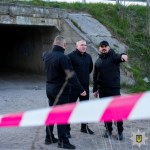 На Рівненщині чоловік з автомата відкрив вогонь по військових ТЦК та правоохоронцях, є поранені. Нападника розшукують