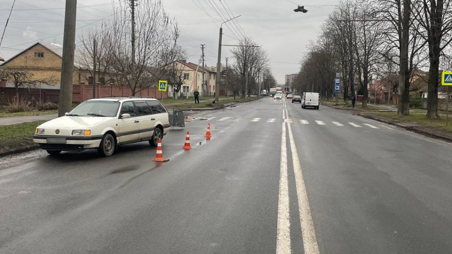 У Луцьку на пішохідному переході авто збило школярку: в якому вона стані