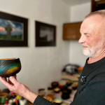 Різьбяр з Луцька майструє дерев'яні вироби