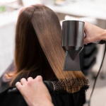 Коли стригти і фарбувати волосся: місячний календар на другу половину грудня 2025 року