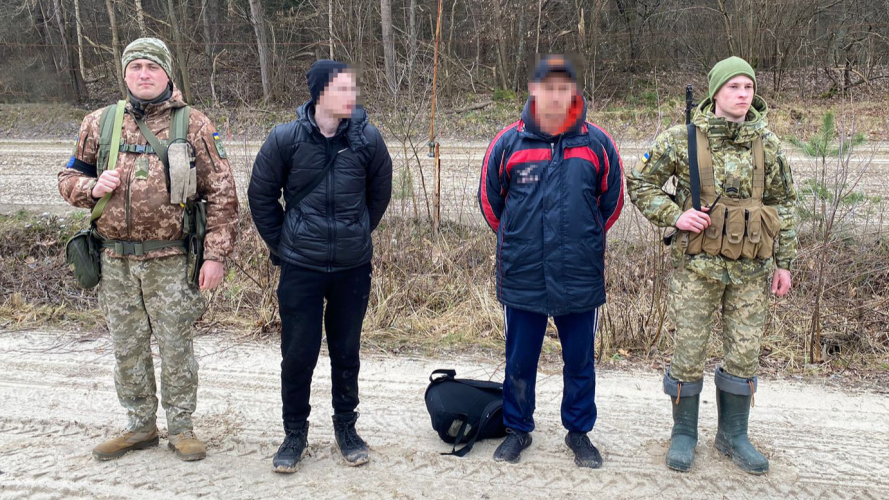 На Волині затримали двох чоловіків, що через ліс пробиралися до Польщі