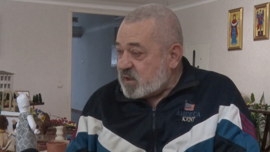 У Луцьку живе чоловік, який хоче забути сина, бо той виїхав до Росії