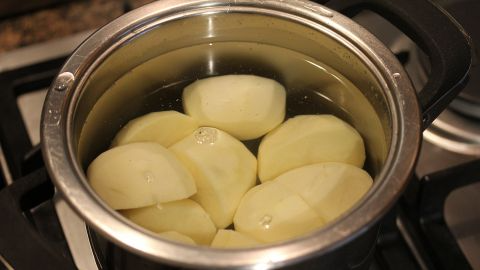Не виливайте воду після картоплі: 8 несподіваних способів використання
